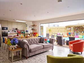TV - Halula Beach House (Newquay, Cornwall)