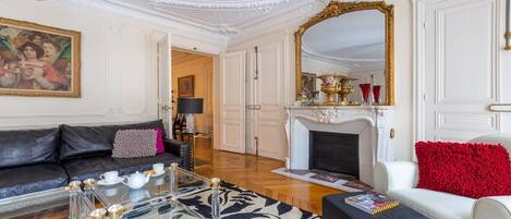 Smart-TV, Kamin, DVD-Player, Bücher