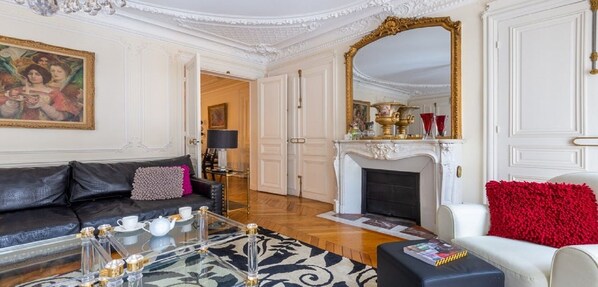 Smart-TV, peis, DVD-spiller og bøker