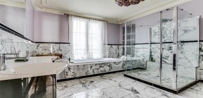Badewanne, Haartrockner, Handtücher, Seife