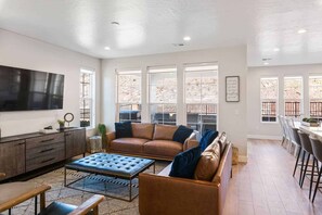Casa adosada, 5 habitaciones | Zona de estar | Una Smart TV, servicios de streaming