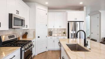 Townhome, 5 Bedrooms | Private kitchen | Fridge, oven, coffee/tea maker, toaster