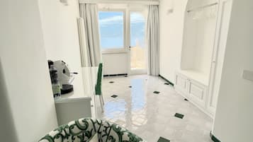Executive-Zimmer, Terrasse, Meerblick | Wohnbereich | 30-Zoll-Flachbildfernseher mit Satellitenempfang, Fernseher