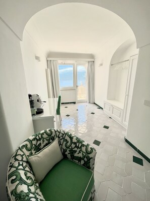 Executive Room, Terrace, Sea View | Living area | 30-inch flat-screen TV with satellite channels, TV - Hotel Il Gabbiano (Positano)