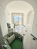 Habitación ejecutiva, terraza, vistas al mar | Zona de estar | Televisión de pantalla plana de 30 pulgadas con canales por satélite