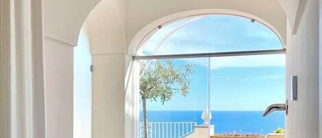 Chambre, 1 très grand lit, bain à remous, vue mer (Terrace) | Minibar, ameublement personnalisé, bureau