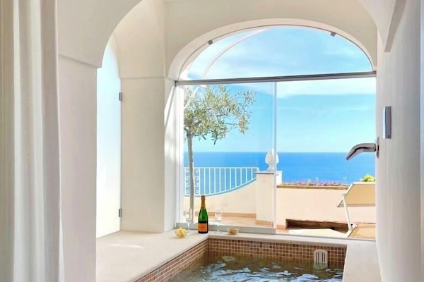 Room, 1 Katil Raja (King), Hot Tub, Sea View (Terrace) | Bar mini, dilengkapkan perabot secara berasingan, meja