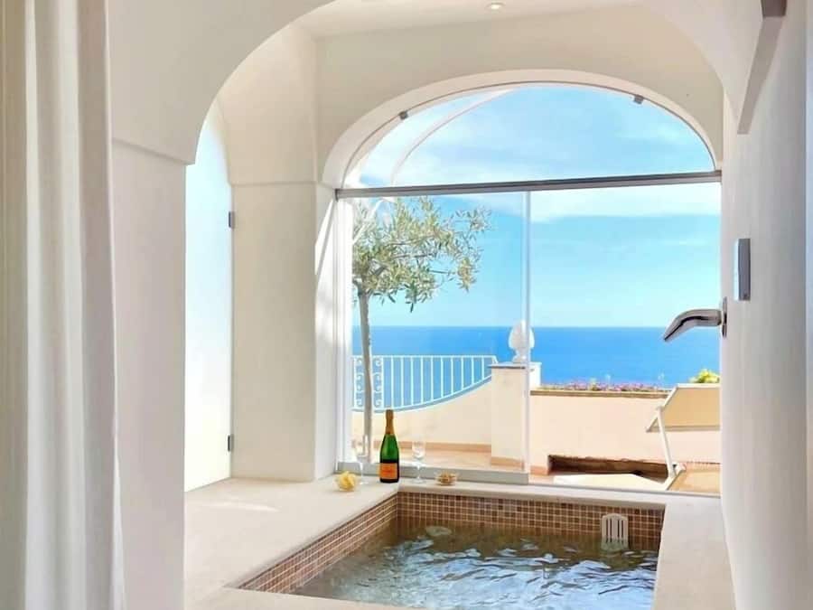 Rom, 1 kingsize-seng, spabadekar, sjøutsikt (Terrace) | Minibar, individuelt innredet, skrivebord og skrivebord for bærbar PC