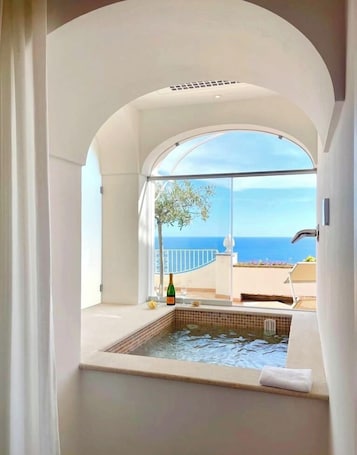 Room, 1 King Bed, Hot Tub, Sea View (Terrace) | Minibar, individually furnished, desk, laptop workspace. Hotel Il Gabbiano