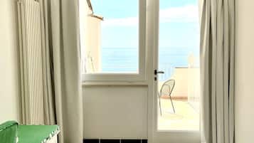 Habitación ejecutiva, Terraza, vista al mar | Área de sala de estar | Televisión de pantalla plana de 30 pulgadas con canales vía satélite