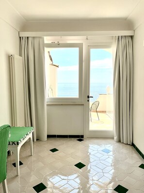 Executive-Zimmer, Terrasse, Meerblick | Wohnbereich