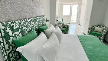 Habitación ejecutiva, Terraza, vista al mar | Minibar, muebles diferentes y escritorio