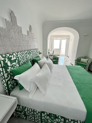 Executive Room, Terrace, Sea View | Minibar, individually furnished, desk, laptop workspace - Hotel Il Gabbiano (Positano)