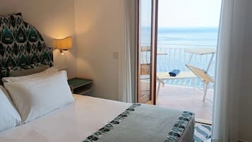 Chambre, 1 trĂšs grand lit, bain Ă remous, vue mer (Balcony)