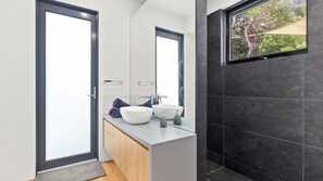 Bathtub - The Surf Spot - Absolute beach front (Eastern View)