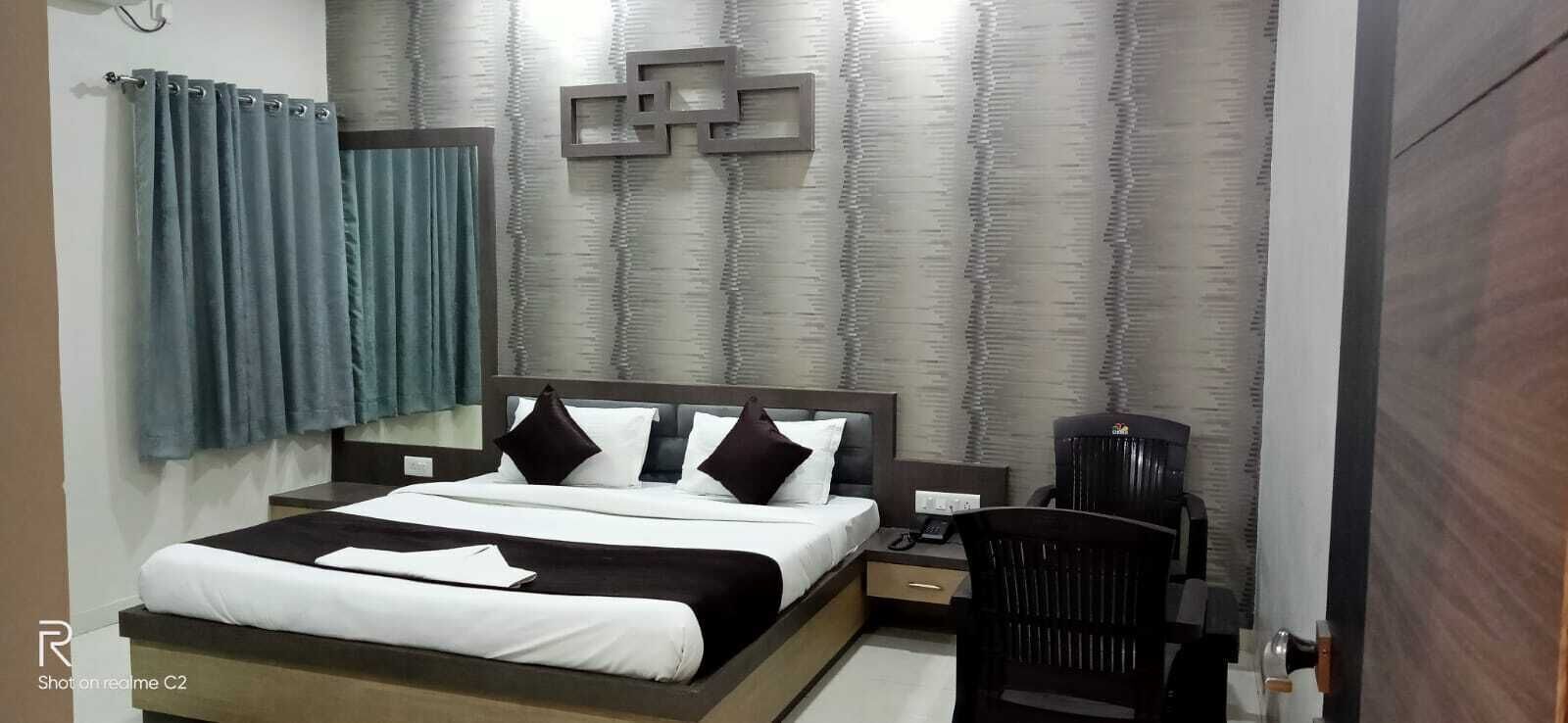 Egyptian cotton sheets, premium bedding, desk, free WiFi