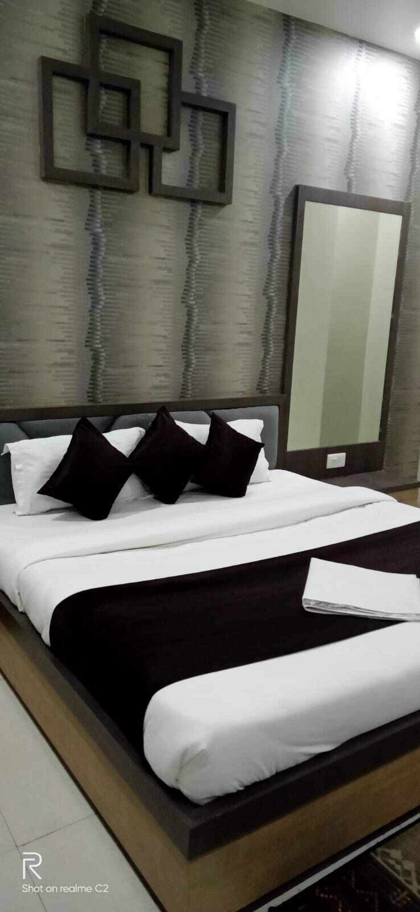 Egyptian cotton sheets, premium bedding, desk, free WiFi