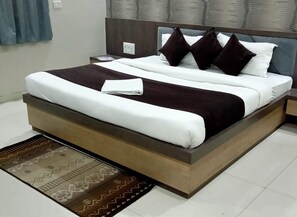 Egyptian cotton sheets, premium bedding, desk, free WiFi