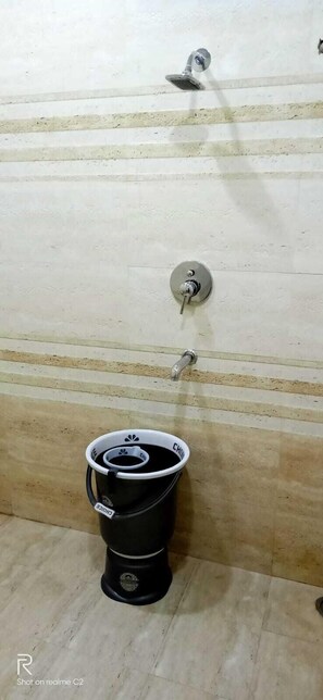 Shower, towels - Hotel Grand Royal (Raipur)