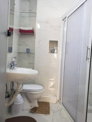Shower, towels, soap, toilet paper - Cozy 2 bedroom Apartment in Popular Neighborhood. 5 min to airport (Tanger)