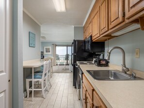 Microondas, lavavajillas y utensilios de cocina 