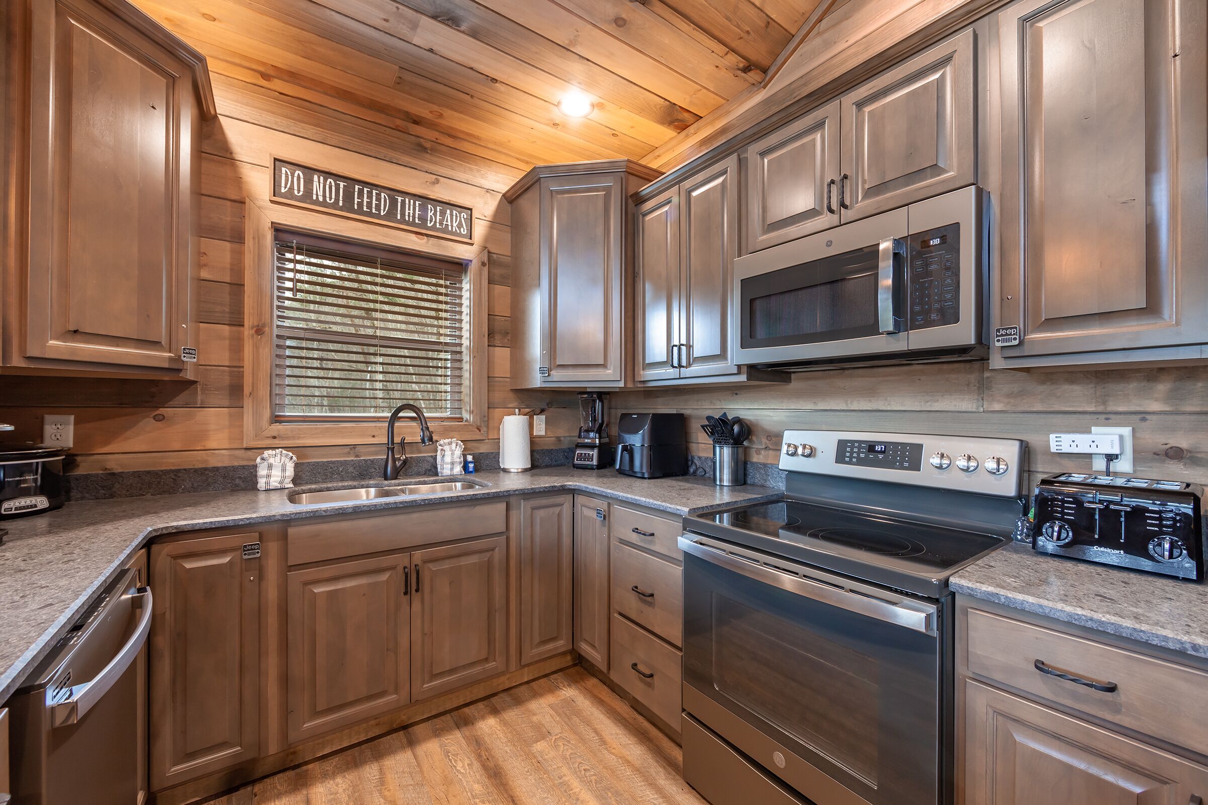 New 3 BR w/ Fire Pit, WiFi, Game Room, Pool Table, Resort Amenities, Pool Access