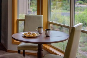 Dining - 27 Cypress Lane-Sunriver, Oregon: Hot Tub, BBQ, WiFi, SHARC Aquatics, Tubing Hill, Mt. Bachelor, Golf, Deschutes River, Tennis, Bike Paths (Bend)