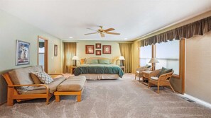 5 bedrooms, memory-foam beds, Internet, bed sheets - 27 Cypress Lane-Sunriver, Oregon: Hot Tub, BBQ, WiFi, SHARC Aquatics, Tubing Hill, Mt. Bachelor, Golf, Deschutes River, Tennis, Bike Paths (Sunriver)