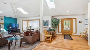 TV, fireplace, ping pong - 27 Cypress Lane-Sunriver, Oregon: Hot Tub, BBQ, WiFi, SHARC Aquatics, Tubing Hill, Mt. Bachelor, Golf, Deschutes River, Tennis, Bike Paths (Bend)