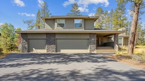 Exterior - 27 Cypress Lane-Sunriver, Oregon: Hot Tub, BBQ, WiFi, SHARC Aquatics, Tubing Hill, Mt. Bachelor, Golf, Deschutes River, Tennis, Bike Paths (Sunriver)
