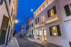 Fassade der Unterkunft – Abend/Nacht