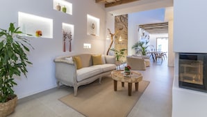 Una sala de estar moderna con un sofá, una mesa de centro y plantas en macetas.