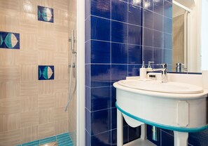 Dusche, Haartrockner, Bidet, Seife