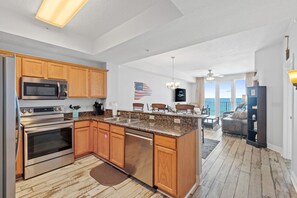 Refrigerador, microondas, horno y parrilla de estufa