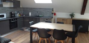 Kühlschrank, Mikrowelle, Ofen, Herdplatte