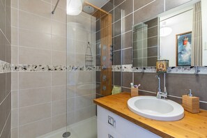 Ducha y secador de pelo