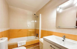 Badewanne, Haartrockner, Handtücher