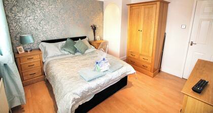 2 Bed House - Sleeps 4 - Parking - Pets - Garden