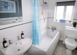 Combined shower/tub, deep soaking tub, hair dryer, towels