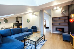 高级公寓 | 起居区 | 32-英寸液晶电视 （配备卫星频道）、电视