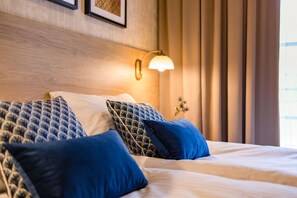 Junior Apartment | Premium bedding, in-room safe, desk, laptop workspace - Portal House Apartments (Kraków)