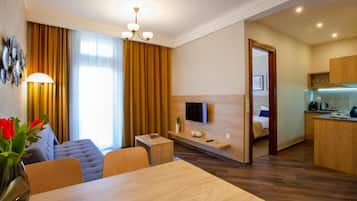 Apartamento sénior | Zona de estar | Televisión LCD de 32 pulgadas con canales por satélite, una televisión