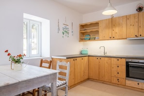 Familiehus | Eget kjøkken | Kjøleskap, kokeplater, brødrister og kjøkkenutstyr