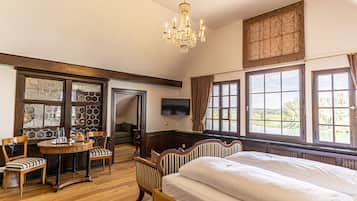 Suite | Hypo-allergenic bedding, individually decorated, individually furnished