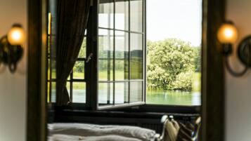 Suite | Hypo-allergenic bedding, individually decorated, individually furnished