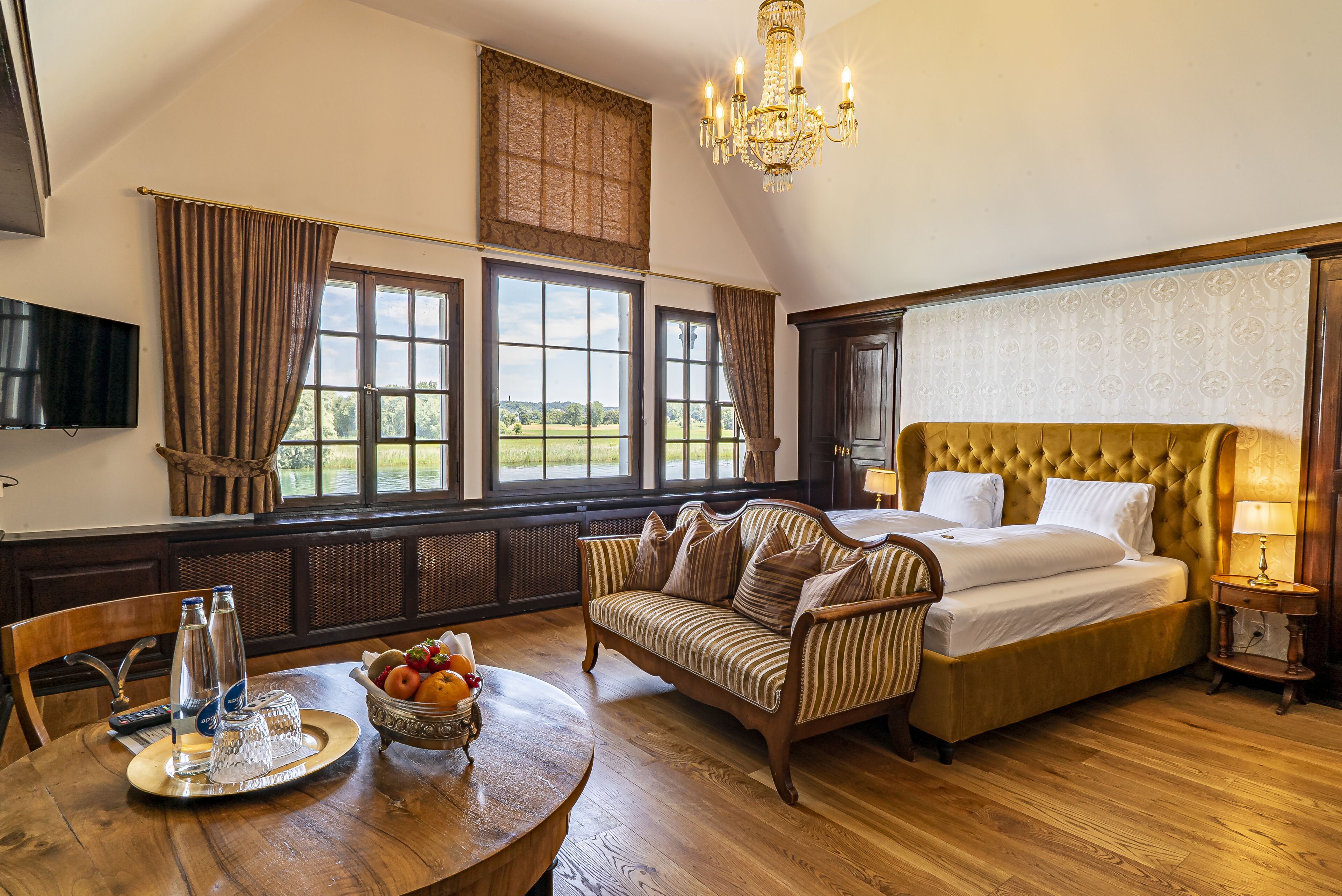 Suite | Hypo-allergenic bedding, individually decorated, individually furnished