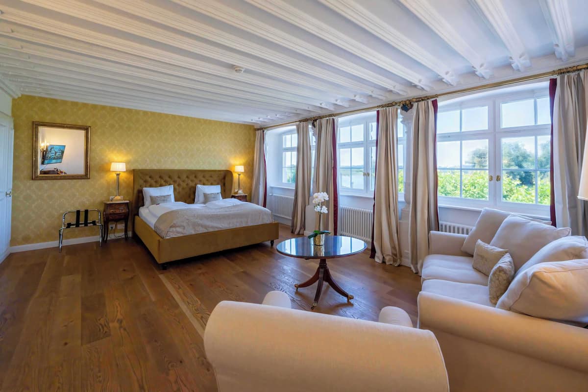 Family Quadruple Room | Hypo-allergenic bedding available, desk, laptop workspace, travel crib