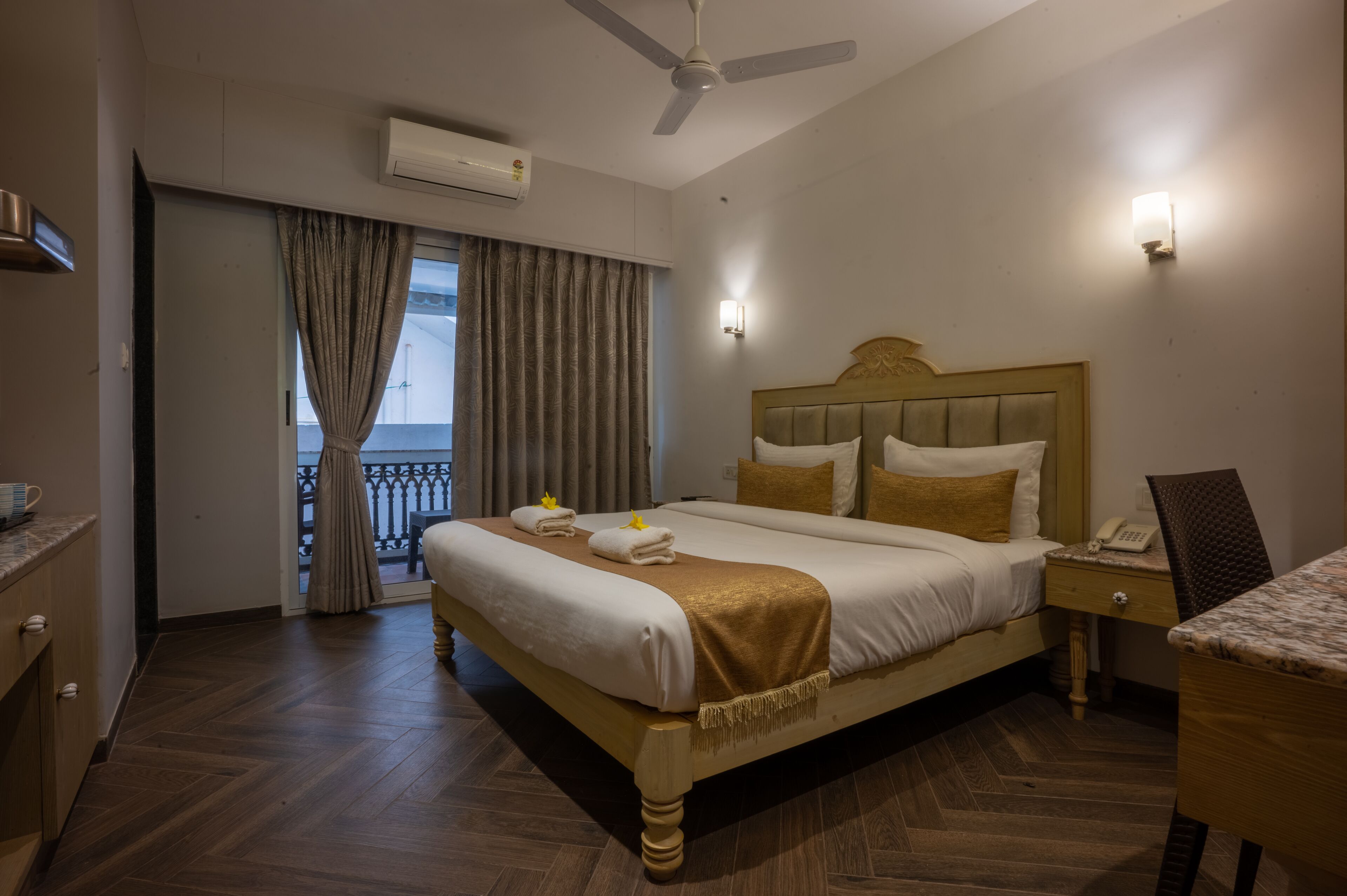 Premier Double Room | Peralatan tempat tidur premium, busa memori, meja 