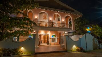 Vista frontal de la propiedad