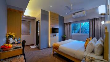 Habitación doble Deluxe | Ropa de cama de alta calidad, camas con efecto memoria y escritorio